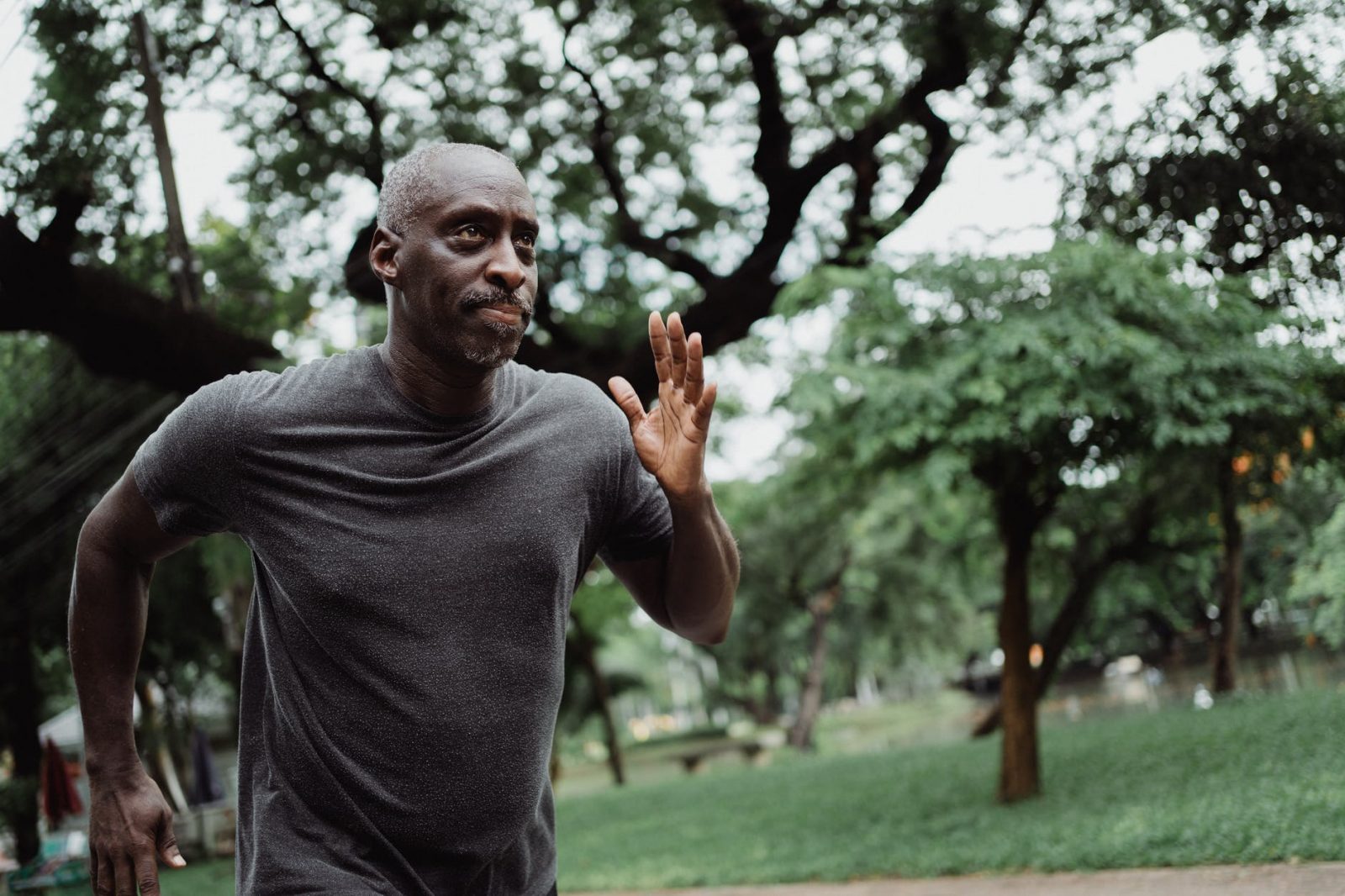 shallow focus photo of man in gray shirt